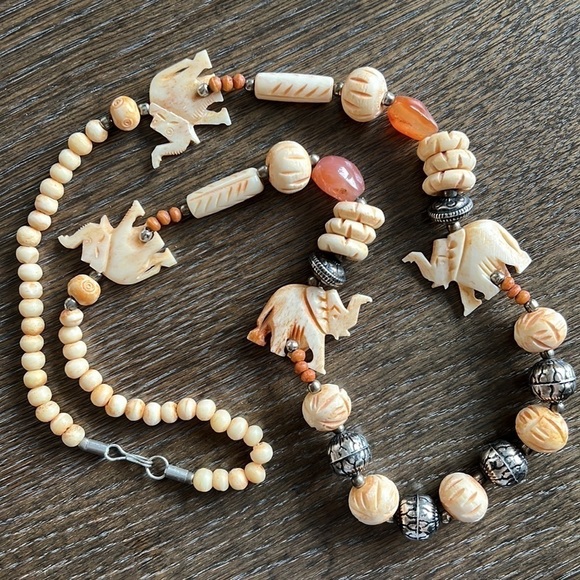 Hand Crafted authentic carved bone beads necklace with agathe & elephant - Picture 4 of 13